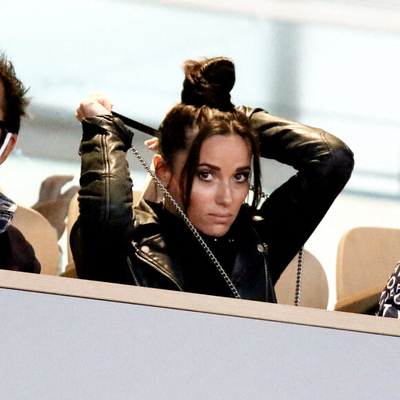 Capucine Anav dans les tribunes des internationaux de tennis de Roland Garros avec son père Didier à Paris le 29 septembre 2020. Capucine s'est faite reprendre six fois par la sécurité car elle enlève a enlevé son masque. © Dominique Jacovides / Bestimage