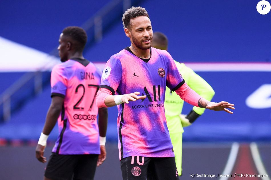 Neymar - Le PSG s'impose 2-1 face au RC Lens en ligue 1 Uber Eats au parc des princes à Paris. © Lecoeur / FEP/ Panoramic / Bestimage