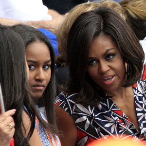 Les président américain Barack Obama et son homologue cubain Raul Castro assistent à un match de baseball entre l'équipe nationale de Cuba et l'équipe Tampa Bay Devil Rays à La Havane, le 22 mars 2016. Ils sont accompagnés de la femme de Barack Obama, Michelle Obama et de leurs filles Sasha Obama et Malia Obama. Ce match a eu lieu lors de la visite historique du président américain à Cuba, la première depuis 88 ans.