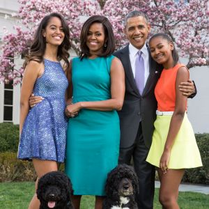 Le président américain Barack Obama, sa femme Michelle Obama et leurs filles Malia et Sasha posent en famille avec leurs chiens Bo et Sunny dans le jardin Rose de la Maison Blanche le dimanche de Pâques, à Washington.