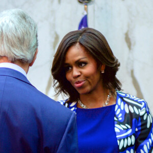 Le président des Etats-Unis Barack Obama et sa femme Michelle, ainsi que John Kerry, arrivent à l'aéroport international de Riyad, afin de présenter leurs condoléances au nouveau roi, le roi Salman. Le couple présidentiel est accueilli par le roi Salman et les membres de la famille royale, au palais royal Erqa à Riyad. Le 27 janvier 2015