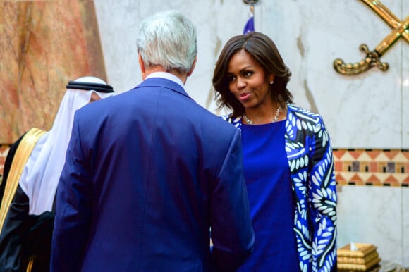Le président des Etats-Unis Barack Obama et sa femme Michelle, ainsi que John Kerry, arrivent à l'aéroport international de Riyad, afin de présenter leurs condoléances au nouveau roi, le roi Salman. Le couple présidentiel est accueilli par le roi Salman et les membres de la famille royale, au palais royal Erqa à Riyad. Le 27 janvier 2015