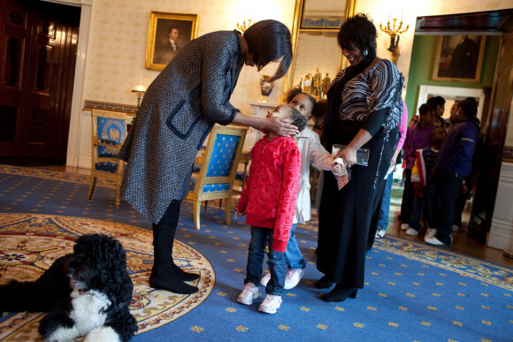 Michelle Obama recoit des visiteurs a la Maison Blanche, dans la salle bleue, en compagnie de son chien Bo, en 2010.
