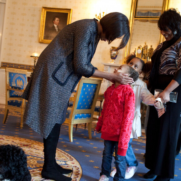 Michelle Obama recoit des visiteurs a la Maison Blanche, dans la salle bleue, en compagnie de son chien Bo, en 2010.