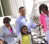 Barack Obama, son épouse Michelle et leurs filles Malia et Sasha avec leur chien Bo devant la Maison blanche en 2010. 