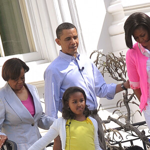 Barack Obama, son épouse Michelle et leurs filles Malia et Sasha avec leur chien Bo devant la Maison blanche en 2010. 