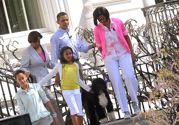 Barack Obama, son épouse Michelle et leurs filles Malia et Sasha avec leur chien Bo devant la Maison blanche en 2010. 