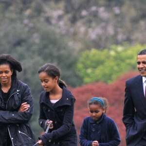 Barack Obama, son épouse Michelle Obama et leurs filles Sasha et Malia play avec leur chien Bo, à la Maison Blanche, en 2009.