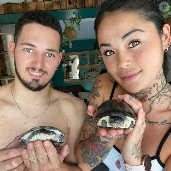 Claire Tomek et son conjoint avec des tortues, août 2020