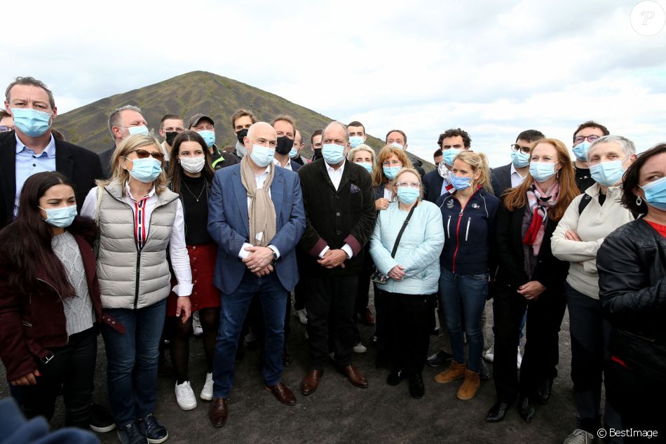 Eric Dupond-Moretti, tête de liste LREM dans le Pas de Calais, grimpe sur les terrils jumeaux de Loos en Gohelle, accompagné (de gauche à droite) de Tiphaine Auzière, de Thibault Guilluy et de Laurent Pietraszewski, tête de liste LREM dans les Hauts de France. Le 8 mai 2021.