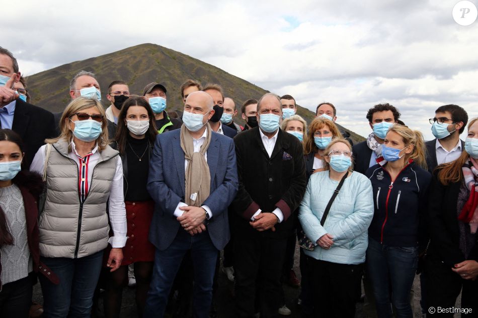 Eric Dupond-Moretti, tête de liste LREM dans le Pas de Calais, grimpe sur les terrils jumeaux de Loos en Gohelle, accompagné (de gauche à droite) de Tiphaine Auzière, de Thibault Guilluy et de Laurent Pietraszewski, tête de liste LREM dans les Hauts de France. Le 8 mai 2021.