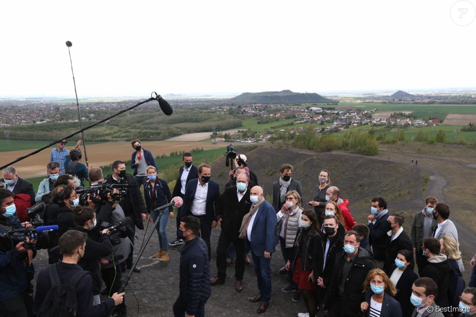 Eric Dupond-Moretti, tête de liste LREM dans le Pas de Calais, grimpe sur les terrils jumeaux de Loos en Gohelle, accompagné (de gauche à droite) de Tiphaine Auzière, de Thibault Guilluy et de Laurent Pietraszewski, tête de liste LREM dans les Hauts de France. Le 8 mai 2021.