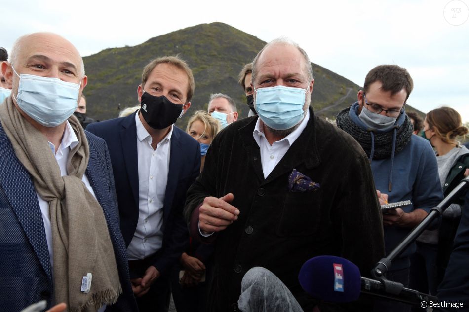 Eric Dupond-Moretti, tête de liste LREM dans le Pas de Calais, grimpe sur les terrils jumeaux de Loos en Gohelle, accompagné (de gauche à droite) de Tiphaine Auzière, de Thibault Guilluy et de Laurent Pietraszewski, tête de liste LREM dans les Hauts de France. Le 8 mai 2021.