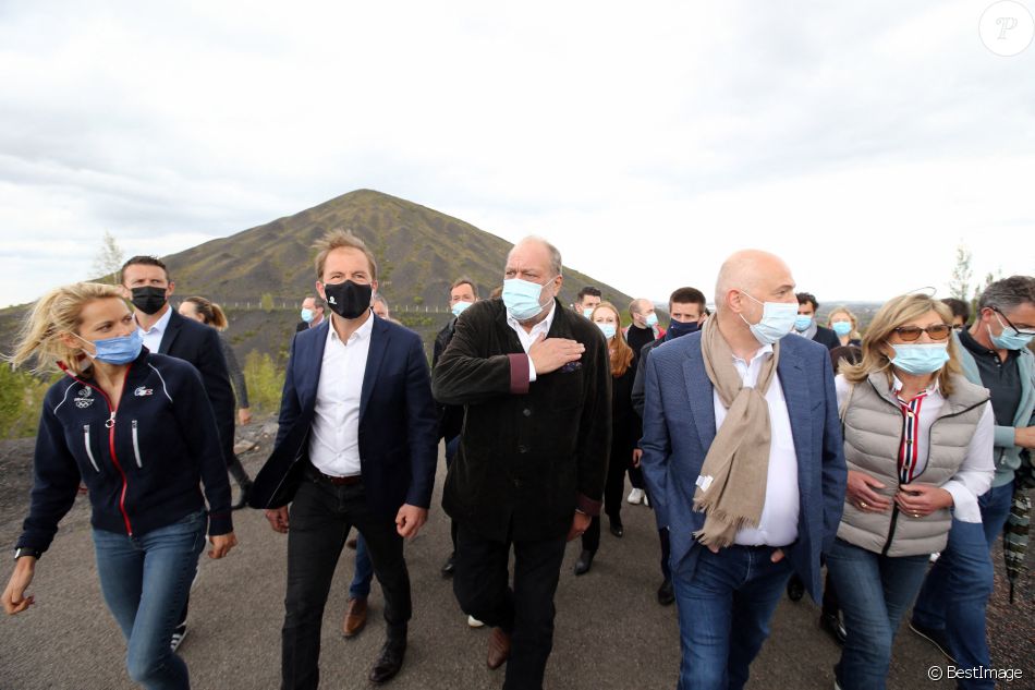 Eric Dupond-Moretti, tête de liste LREM dans le Pas de Calais, grimpe sur les terrils jumeaux de Loos en Gohelle, accompagné (de gauche à droite) de Tiphaine Auzière, de Thibault Guilluy et de Laurent Pietraszewski, tête de liste LREM dans les Hauts de France. Le 8 mai 2021.