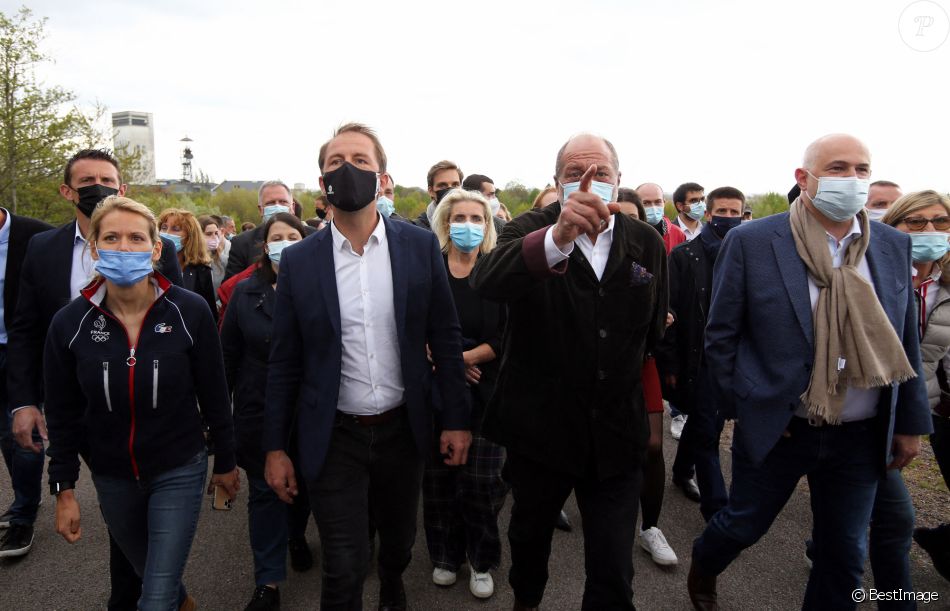 Eric Dupond-Moretti, tête de liste LREM dans le Pas de Calais, grimpe sur les terrils jumeaux de Loos en Gohelle, accompagné (de gauche à droite) de Tiphaine Auzière, de Thibault Guilluy et de Laurent Pietraszewski, tête de liste LREM dans les Hauts de France. Le 8 mai 2021.