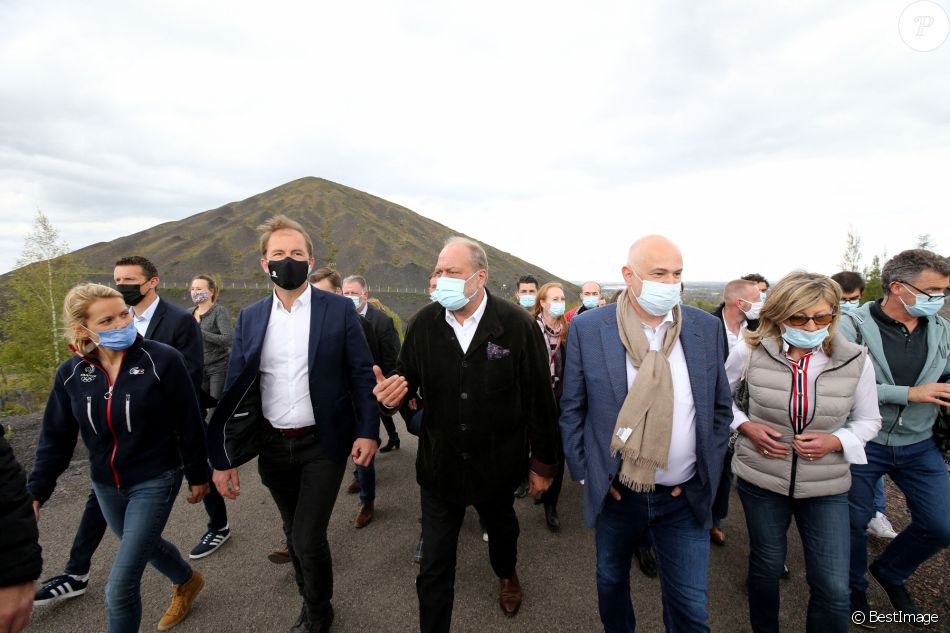 Eric Dupond-Moretti, tête de liste LREM dans le Pas de Calais, grimpe sur les terrils jumeaux de Loos en Gohelle, accompagné (de gauche à droite) de Tiphaine Auzière, de Thibault Guilluy et de Laurent Pietraszewski, tête de liste LREM dans les Hauts de France. Le 8 mai 2021.
