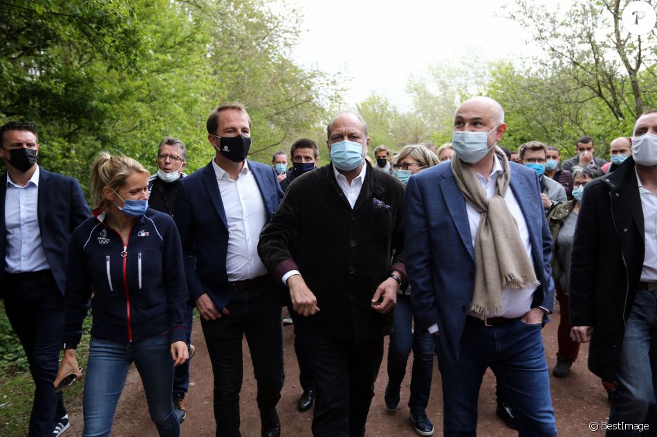 Eric Dupond-Moretti, tête de liste LREM dans le Pas de Calais, grimpe sur les terrils jumeaux de Loos en Gohelle, accompagné (de gauche à droite) de Tiphaine Auzière, de Thibault Guilluy et de Laurent Pietraszewski, tête de liste LREM dans les Hauts de France. Le 8 mai 2021.