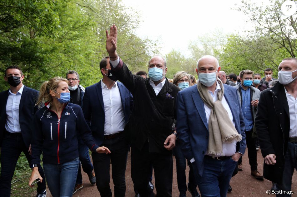 Eric Dupond-Moretti, tête de liste LREM dans le Pas de Calais, grimpe sur les terrils jumeaux de Loos en Gohelle, accompagné (de gauche à droite) de Tiphaine Auzière, de Thibault Guilluy et de Laurent Pietraszewski, tête de liste LREM dans les Hauts de France. Le 8 mai 2021.