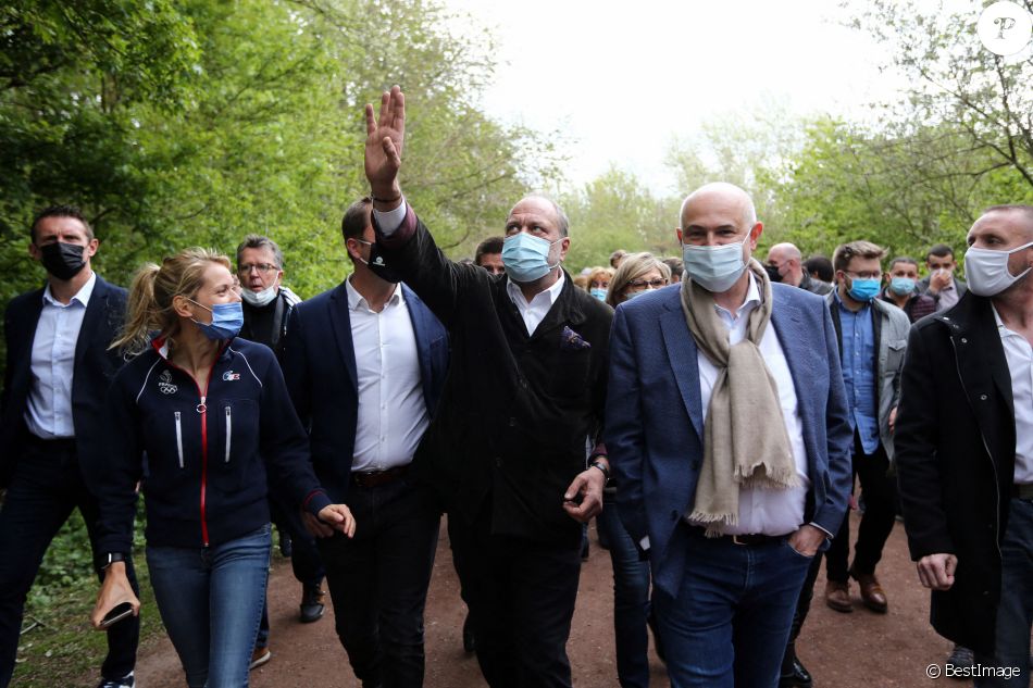 Eric Dupond-Moretti, tête de liste LREM dans le Pas de Calais, grimpe sur les terrils jumeaux de Loos en Gohelle, accompagné (de gauche à droite) de Tiphaine Auzière, de Thibault Guilluy et de Laurent Pietraszewski, tête de liste LREM dans les Hauts de France. Le 8 mai 2021.