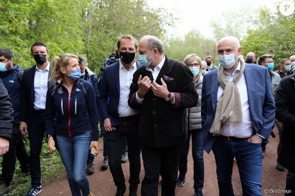 Tiphaine Auzière et Eric Dupond-Moretti, tête de liste LREM dans le Pas de Calais, grimpent sur les terrils jumeaux de Loos en Gohelle. Le 8 mai 2021.