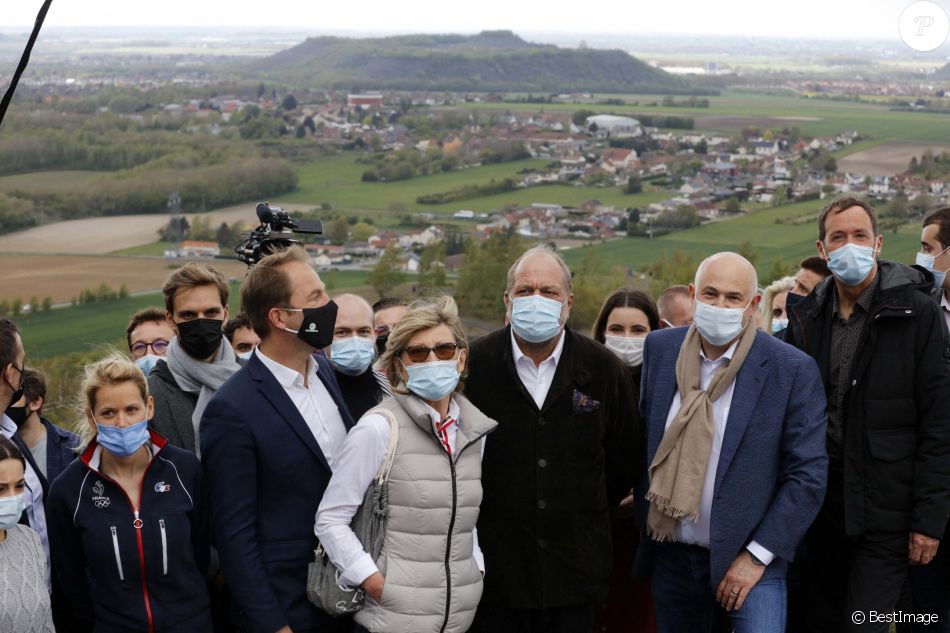 Eric Dupond-Moretti, tête de liste LREM dans le Pas de Calais, grimpe sur les terrils jumeaux de Loos en Gohelle, accompagné (de gauche à droite) de Tiphaine Auzière, de Thibault Guilluy et de Laurent Pietraszewski, tête de liste LREM dans les Hauts de France. Le 8 mai 2021.