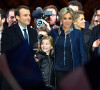 Emmanuel Macron, sa femme Brigitte Macron (Trogneux), Emma (fille de L. Auzière), Tiphaine Auzière et son compagnon Antoine devant la pyramide au musée du Louvre à Paris, le 7 mai 2017.