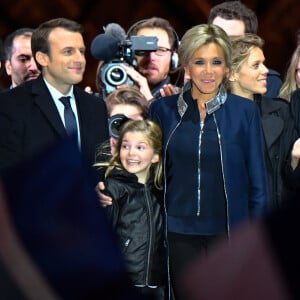 Emmanuel Macron, sa femme Brigitte Macron (Trogneux), Emma (fille de L. Auzière), Tiphaine Auzière et son compagnon Antoine devant la pyramide au musée du Louvre à Paris, le 7 mai 2017.