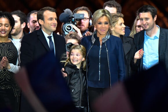 Emmanuel Macron, sa femme Brigitte Macron (Trogneux), Emma (fille de L. Auzière), Tiphaine Auzière et son compagnon Antoine devant la pyramide au musée du Louvre à Paris, le 7 mai 2017.