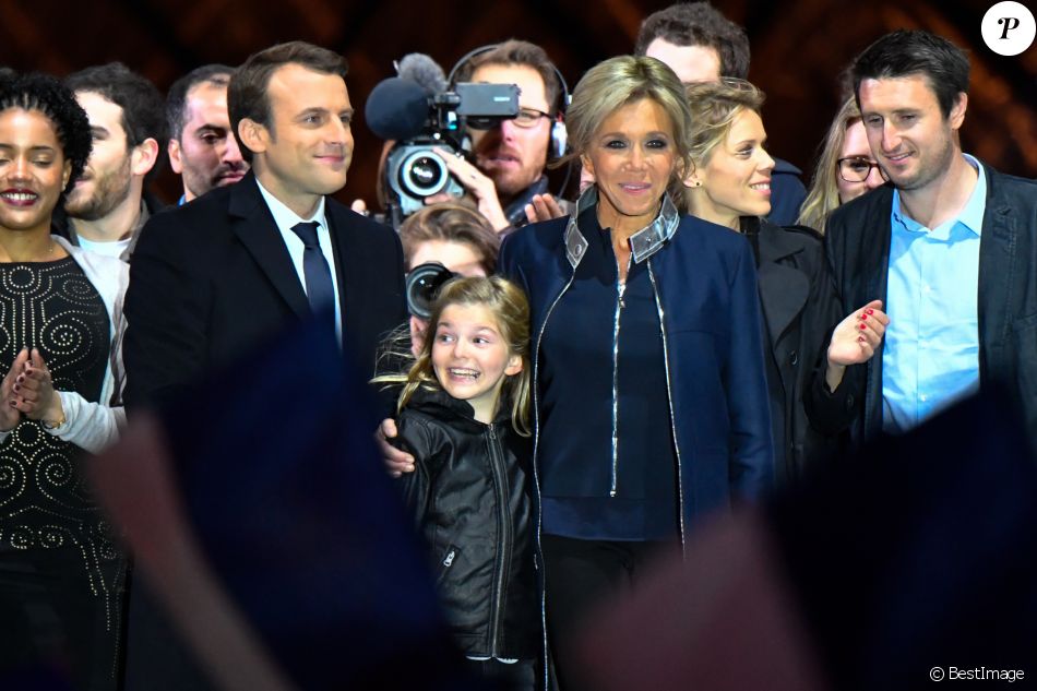 Emmanuel Macron, sa femme Brigitte Macron (Trogneux), Emma (fille de L. Auzière), Tiphaine Auzière et son compagnon Antoine devant la pyramide au musée du Louvre à Paris, le 7 mai 2017.