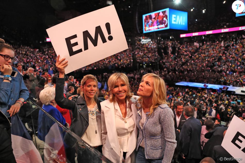 Brigitte Macron et ses filles Tiphaine Auzière (avocate) et Laurence Auzière Jourdan (cardiologue) - La famille, les amis et soutiens d'Emmanuel Macron dans les tribunes lors du grand meeting d'Emmanuel Macron à l'AccorHotels Arena à Paris, le lundi 17 avril 2017. © Dominique Jacovides - Sébastien Valiela / Bestimage
