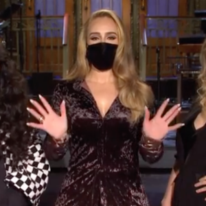 Adele (au milieu) a animé l'émission Saturday Night Live le samedi 24 octobre 2020.