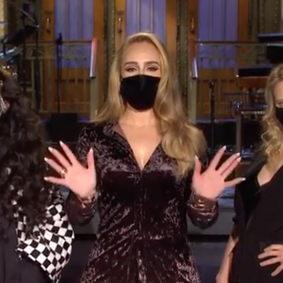 Adele (au milieu) a animé l'émission Saturday Night Live le samedi 24 octobre 2020.