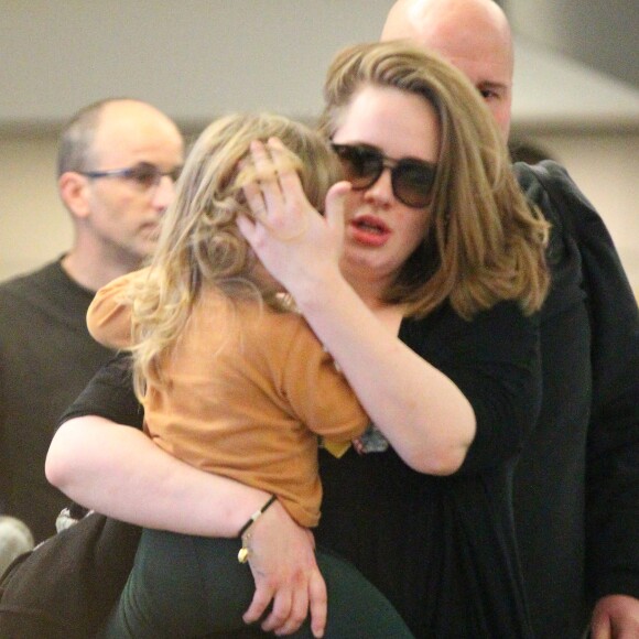 La chanteuse Adele et son fils Angelo Konecki arrivent à l'aéroport LAX de Los Angeles le 3 janvier 2015.