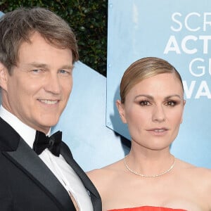 Stephen Moyer et sa femme Anna Paquin à la 26ème cérémonie annuelle des "Screen Actors Guild Awards" au "Shrine Auditorium" à Los Angeles, le 19 janvier 2020.