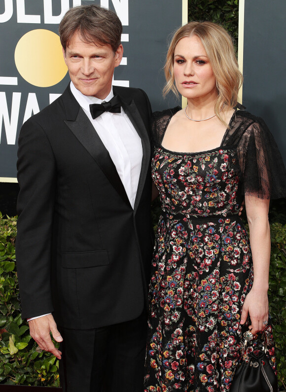Stephen Moyer et sa femme Anna Paquin à la 77ème cérémonie annuelle des Golden Globe Awards au Beverly Hilton Hotel à Los Angeles, le 5 janvier 2020.