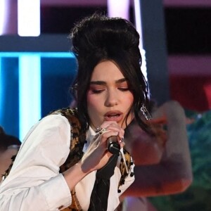 Dua Lipa a interprété un medley de titres de son album "Future Nostalgia" lors de la cérémonie des Brit Awards 2021 à l'O2 Arena. Londres, le 11 mai 2021.