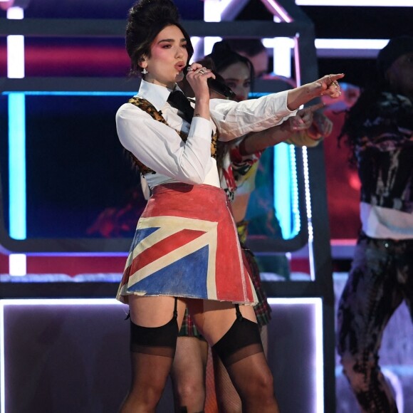 Dua Lipa a interprété un medley de titres de son album "Future Nostalgia" lors de la cérémonie des Brit Awards 2021 à l'O2 Arena. Londres, le 11 mai 2021.