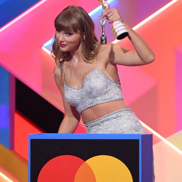 Taylor Swift a reçu le prix de "Global Icon" lors des Brit Awards 2021 à l'O2 Arena. Londres, le 11 mai 2021.