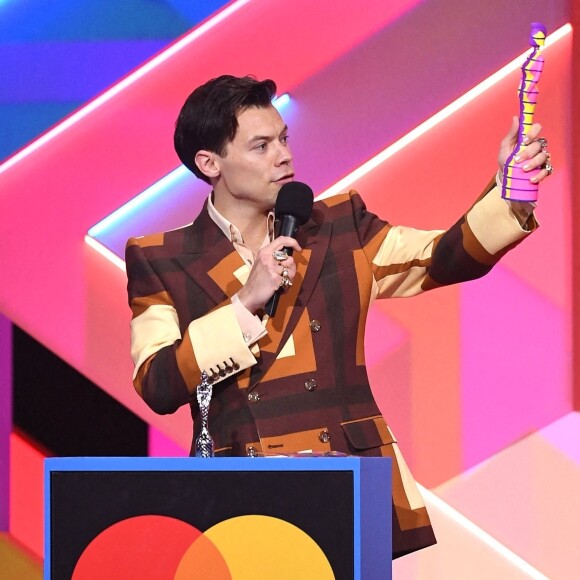 Harry Styles a reçu l'award du Meilleur single britannique pour "Watermelon Sugar" des mains de Boy George lors des Brit Awards 2021 à l'O2 Arena. Londres le 11 mai 2021.