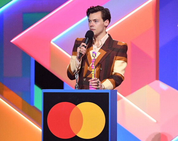Harry Styles a reçu l'award du Meilleur single britannique pour "Watermelon Sugar" des mains de Boy George lors des Brit Awards 2021 à l'O2 Arena. Londres le 11 mai 2021.