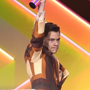 Harry Styles a reçu l'award du Meilleur single britannique pour "Watermelon Sugar" des mains de Boy George lors des Brit Awards 2021 à l'O2 Arena. Londres le 11 mai 2021.