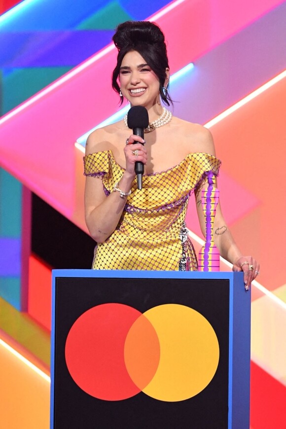 Dua Lipa a reçu deux prix (Album de l'année et Artiste solo féminine de l'année) lors des Brit Awards 2021 à l'O2 Arena. Londres le 11 mai 2021.