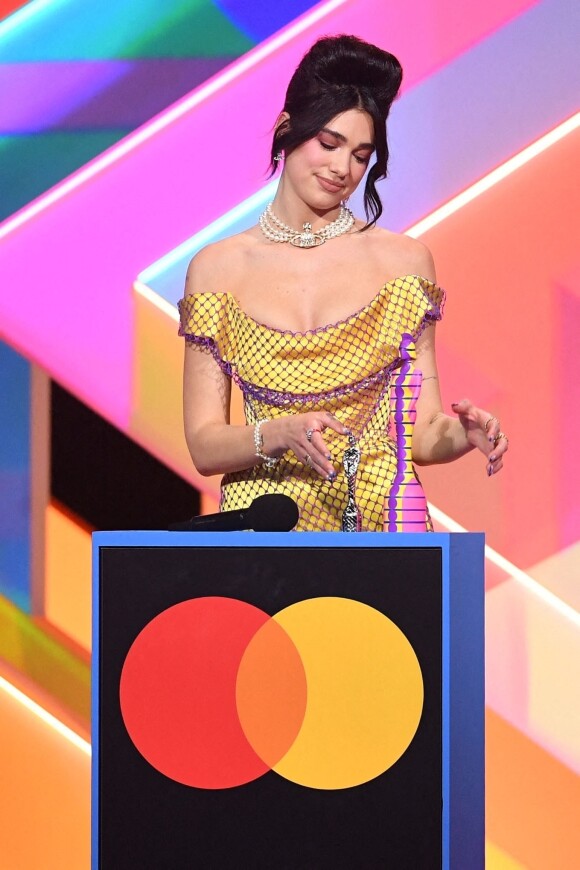 Dua Lipa a reçu deux prix (Album de l'année et Artiste solo féminine de l'année) lors des Brit Awards 2021 à l'O2 Arena. Londres le 11 mai 2021.
