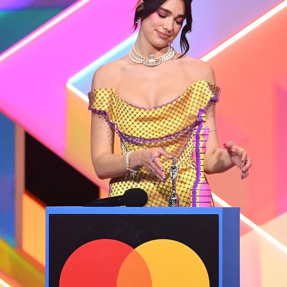 Dua Lipa a reçu deux prix (Album de l'année et Artiste solo féminine de l'année) lors des Brit Awards 2021 à l'O2 Arena. Londres le 11 mai 2021.