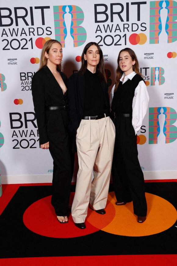 Le groupe HAIM (composé des soeurs Este, Danielle et Alana) lors des Brit Awards 2021 à l'O2 Arena. Londres le 11 mai 2021.