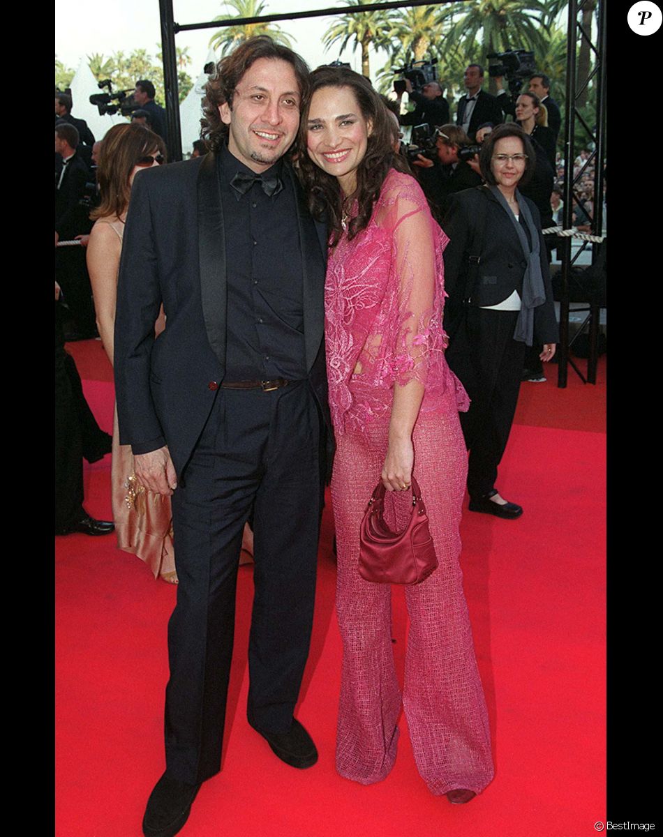 Frédérique Bedos - Montée des marches du film "The man who wasn't there" - 54e festival du film de Cannes 2001.
