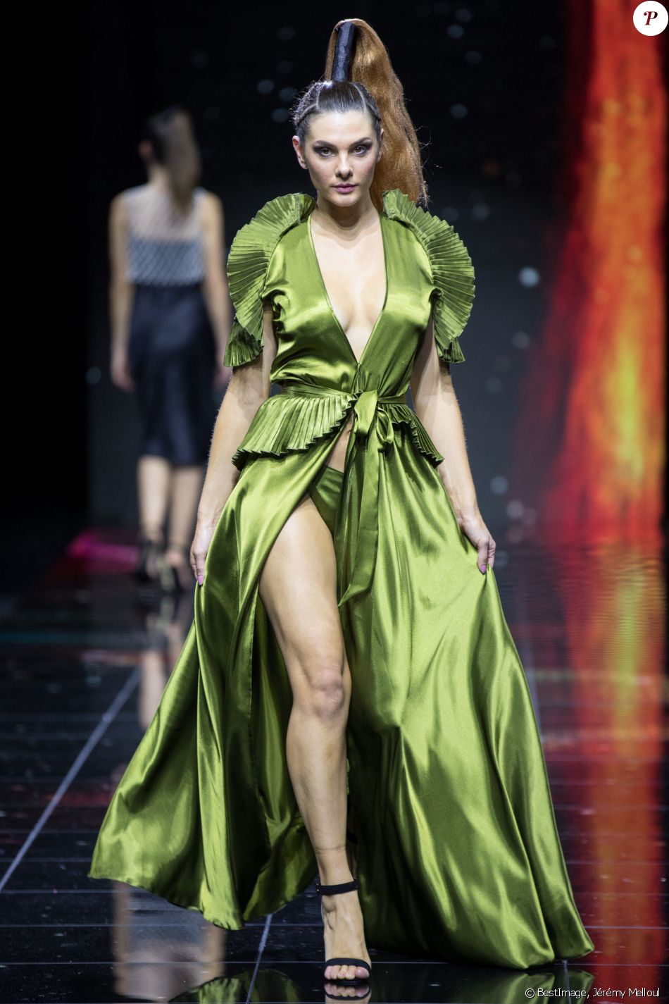 Alice Detollenaere, compagne de Camille Lacourt, défile au salon international de la lingerie quelques jours seulement après avoir été opérée d'un cancer du sein - Défilé de mode "Interstellar" lors du Salon international de la lingerie à Paris. Le 18 janvier 2020 © Jérémy Melloul / Bestimage
