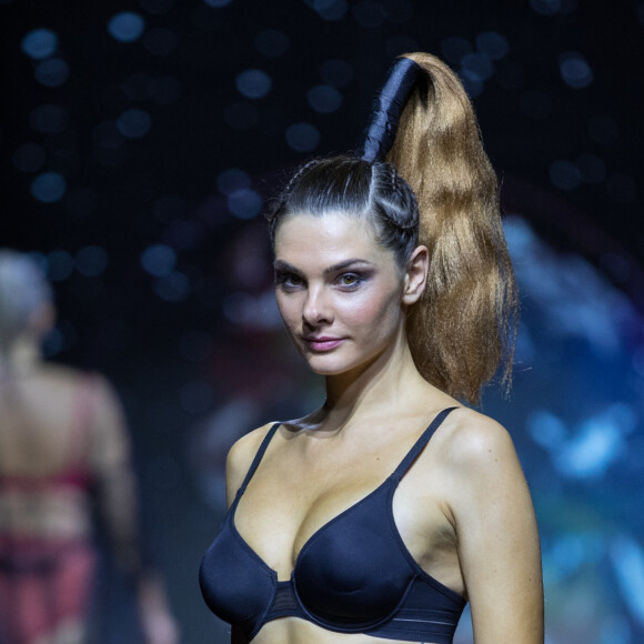 Alice Detollenaere, compagne de Camille Lacourt, défile au salon international de la lingerie quelques jours seulement après avoir été opérée d'un cancer du sein - Défilé de mode "Interstellar" lors du Salon international de la lingerie à Paris. Le 18 janvier 2020 © Jérémy Melloul / Bestimage 