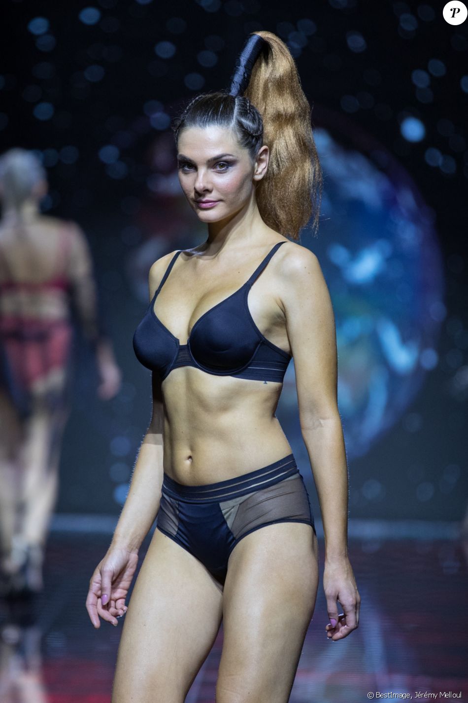 Alice Detollenaere, compagne de Camille Lacourt, défile au salon international de la lingerie quelques jours seulement après avoir été opérée d'un cancer du sein - Défilé de mode "Interstellar" lors du Salon international de la lingerie à Paris. Le 18 janvier 2020 © Jérémy Melloul / Bestimage