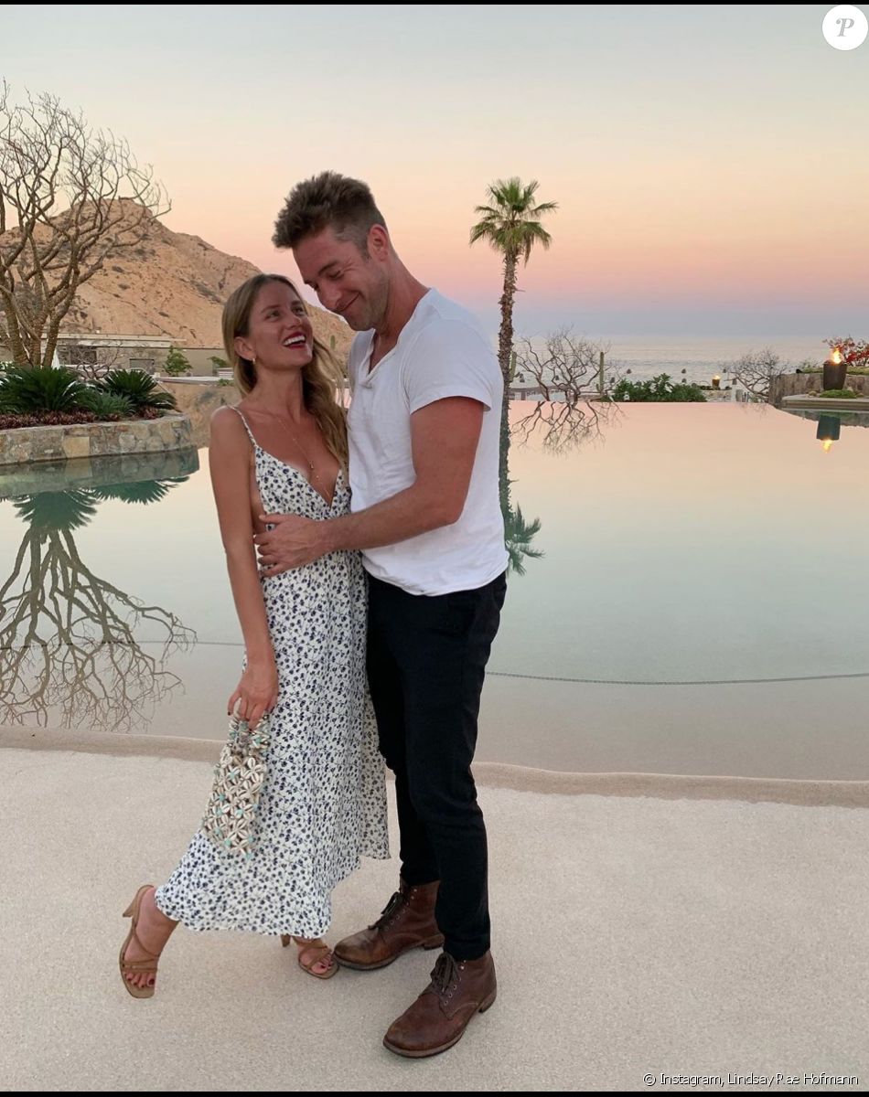 Scott Speedman et sa compagne Lindsay Rae Hofmann vont bientôt accueillir leur premier enfant.
